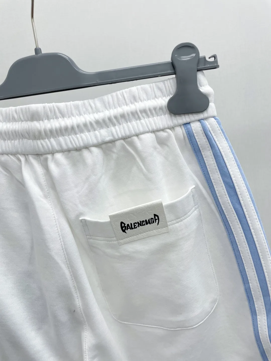 Bal Paris 2026 spring and summer New Arrival webbing stitching surf 🏄 embroidered letter brand LOGO casual shorts are on sale simultaneously on the DDD official website. Brand Classic LOGO casual pants, customized fabrics, excellent comfort and strong touch. Highly recognisable, perfect appearance and craftsmanship. Size:M-3XL